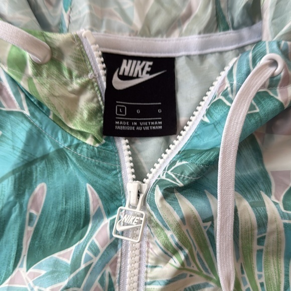 Nike CT6073-496 Women's Sportswear Windrunner Cropped Jacket Floral Large - Picture 2 of 9